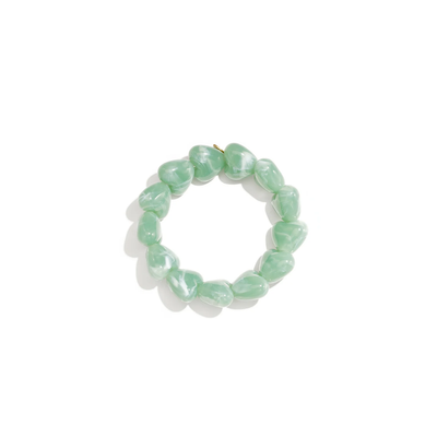 Groene chubby marble hartjes armband met glossy hartvormige kralen