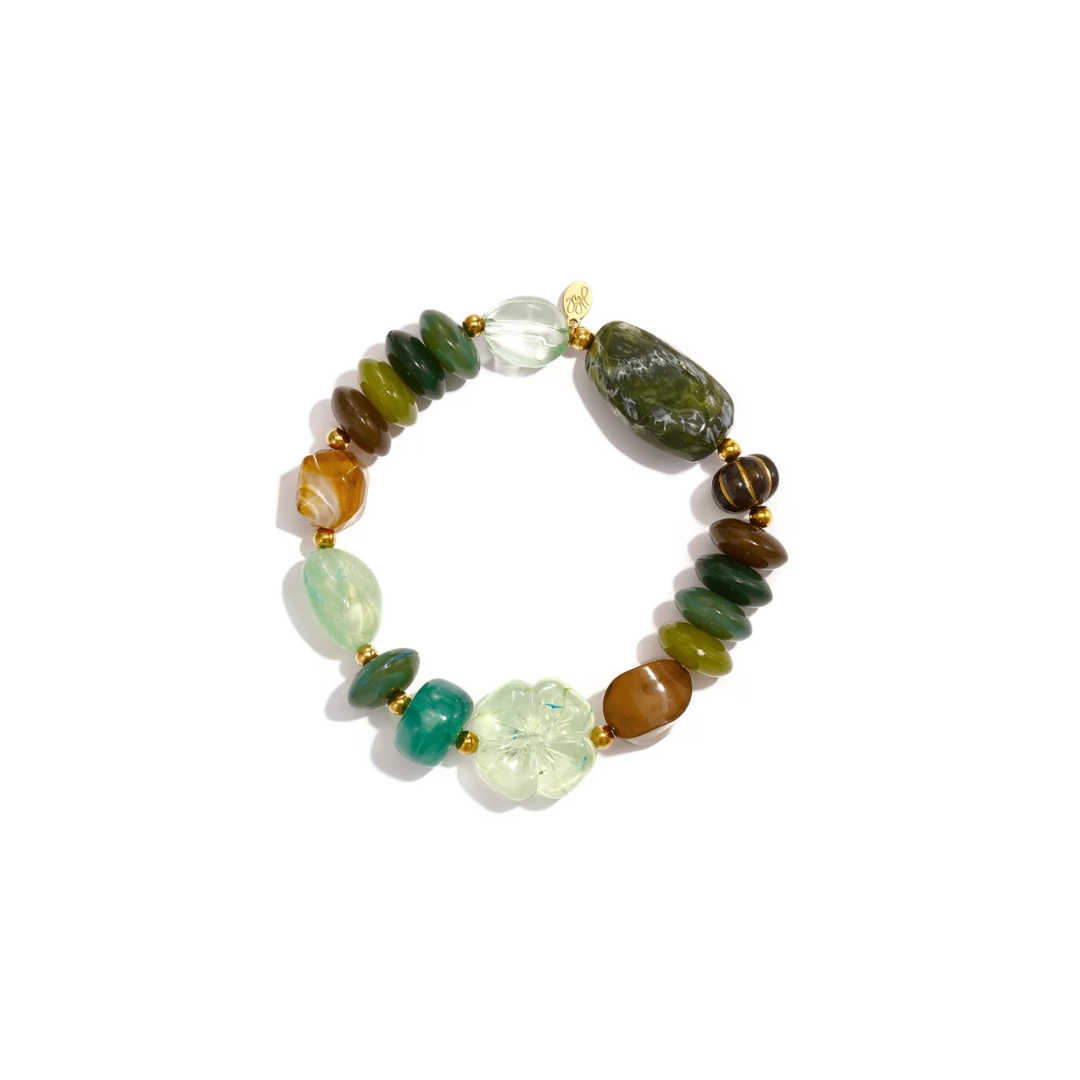 Groene chunky kralenarmband met gemixte kralen in groen en bruin, goudkleurige details en grote lichtgroene bloemkraal van Casa Jadel.