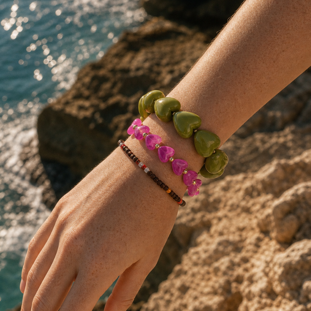 Model draagt groene en roze hartjes armbanden van Casa Jadel