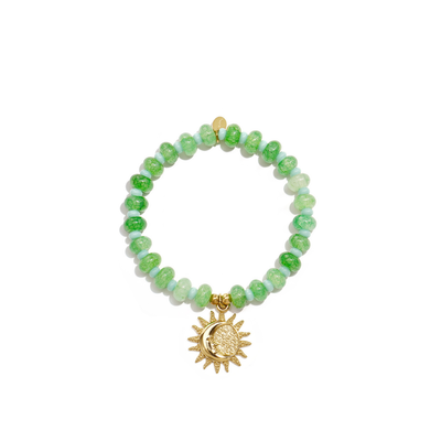 Groene glazen kralenarmband met zon- en maan bedel