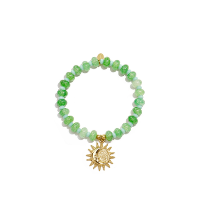 Groene kralenarmband met lichtblauwe glaskralen en gouden zon- en maanbedel.