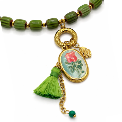 Groene kralenketting dames met roos bedel en groen kwastje Ibiza stijl inzoom