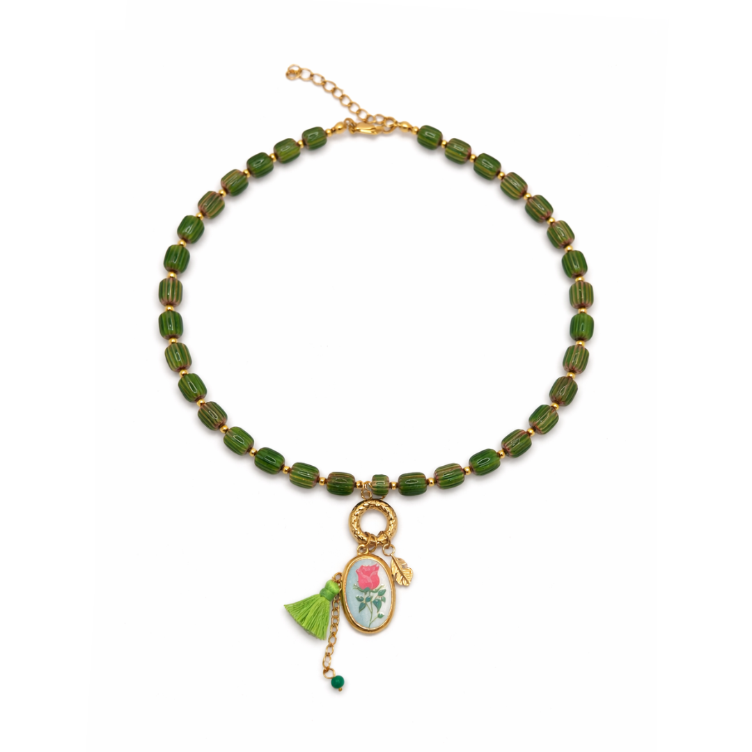 Groene glazen kralenketting dames met roos bedel en groen kwastje Ibiza stijl