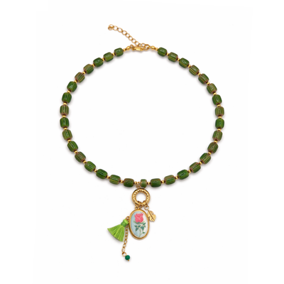 Groene glazen kralenketting met kwast en roos