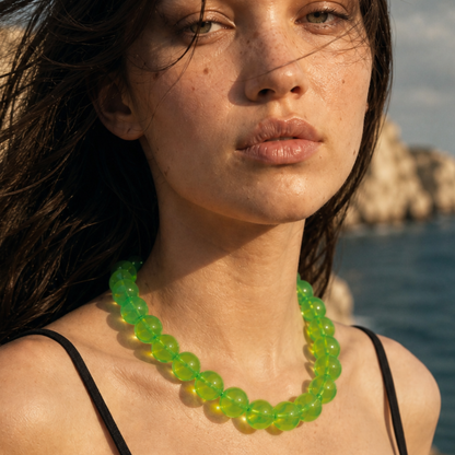 Groene grote kralenketting neon met glanzende kralen van Casa Jadel gedragen door model.