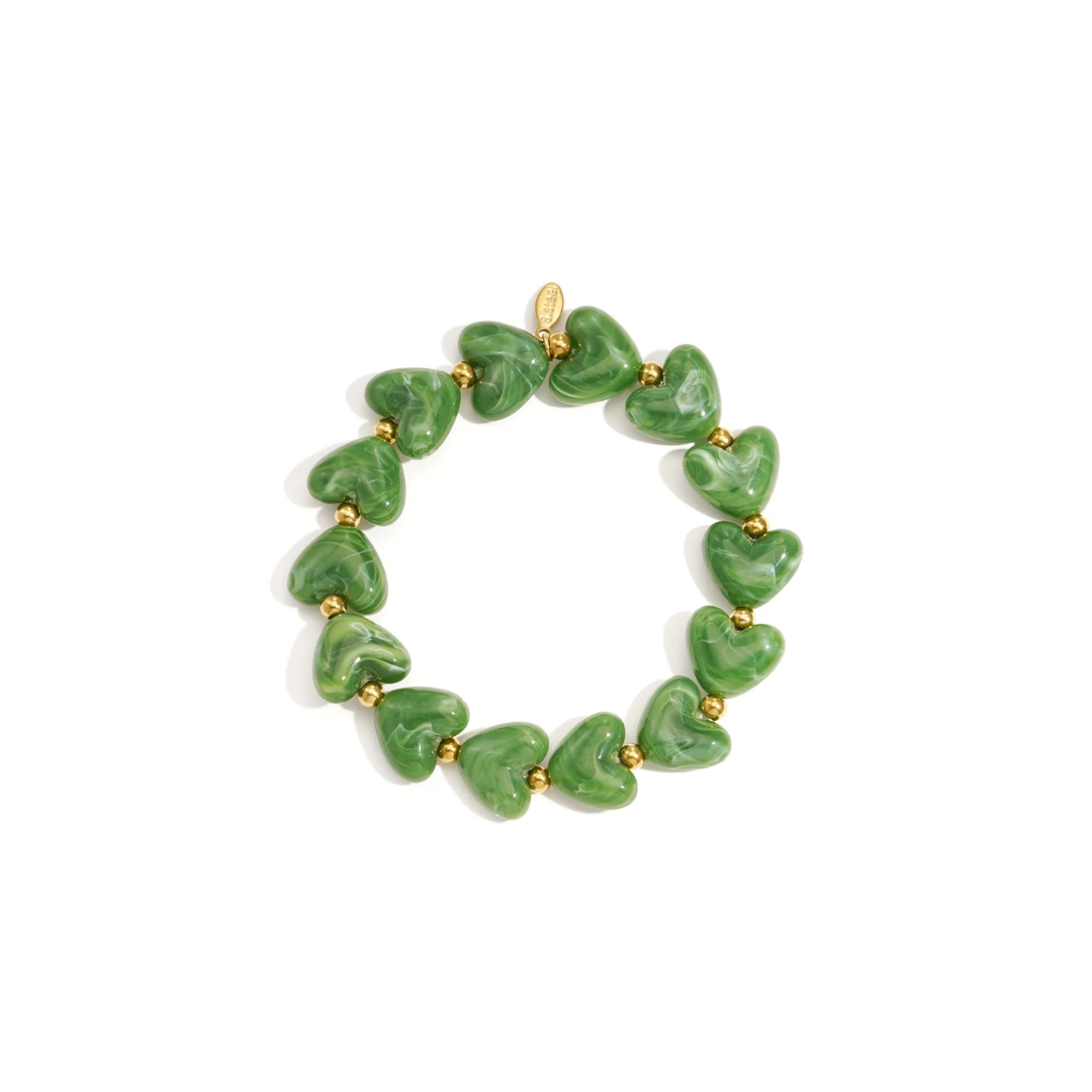 Groene hartjes armband met goudkleurige details voor dames.