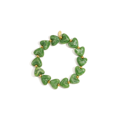 Groene hartjes armband met goudkleurige details voor dames.