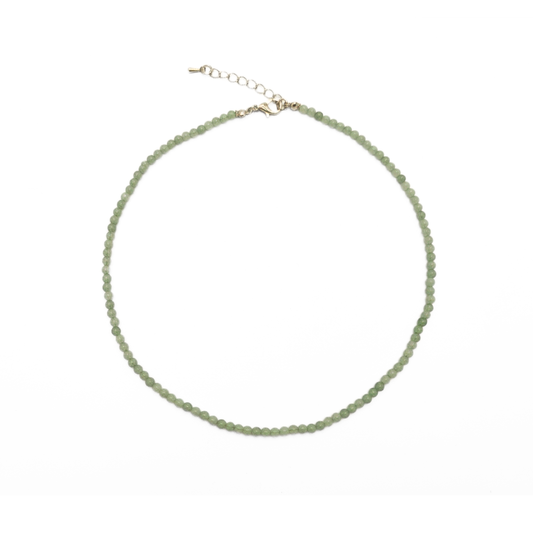Groene jade natuursteen kleine kralenketting met fijne groene kralen en zilverkleurige sluiting