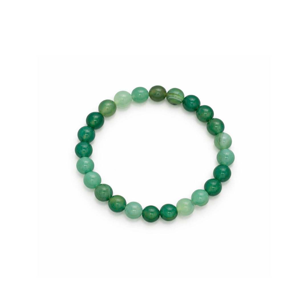 Groene jade natuursteen kralenarmband met ronde groene kralen op witte achtergrond.