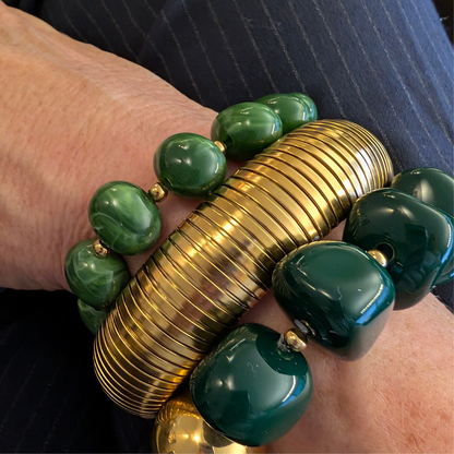 Groene kralenarmband met goudkleurige accenten gedragen om de pols van Casa Jadel