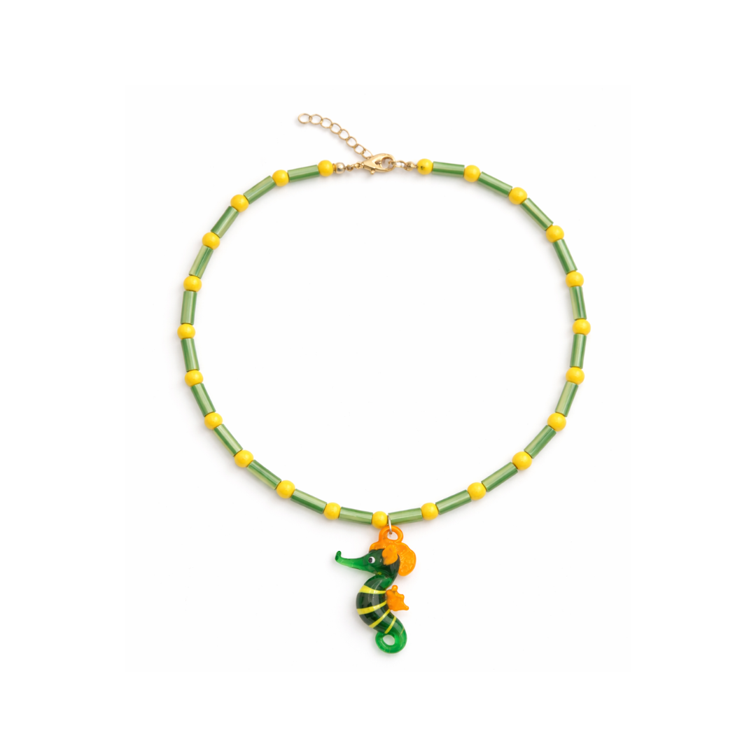 Groene kralenketting met glazen zeepaardje en gele kralen