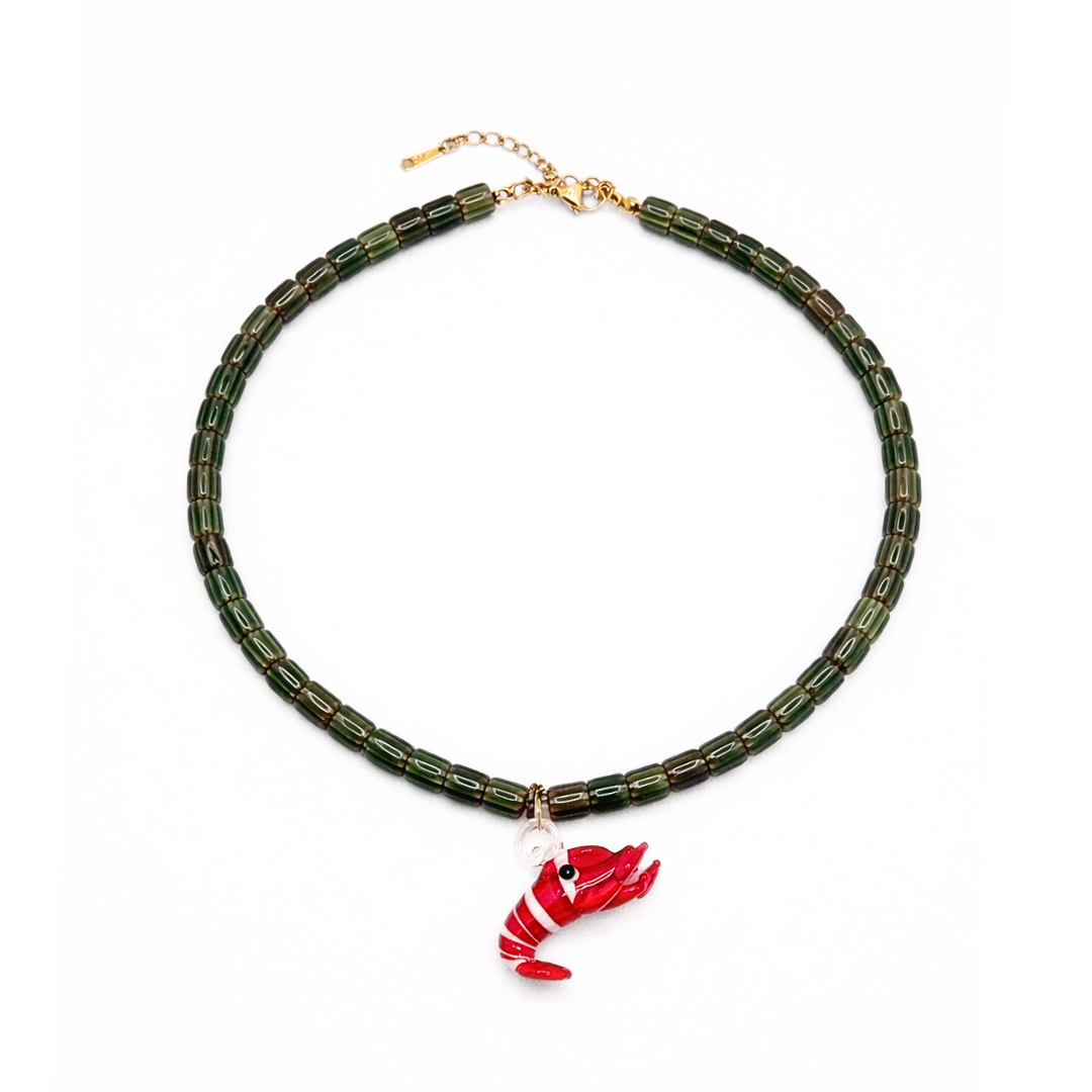 Groene kralenketting met glazen rode garnaal hanger