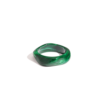Groene marble bangle armband met organische vorm en glanzende afwerking