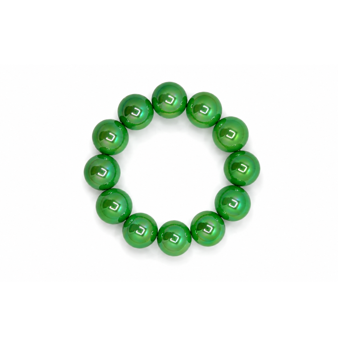 Groene metallic grote kralenarmband Eva met glanzende ronde kralen en parelmoer effect op witte achtergrond