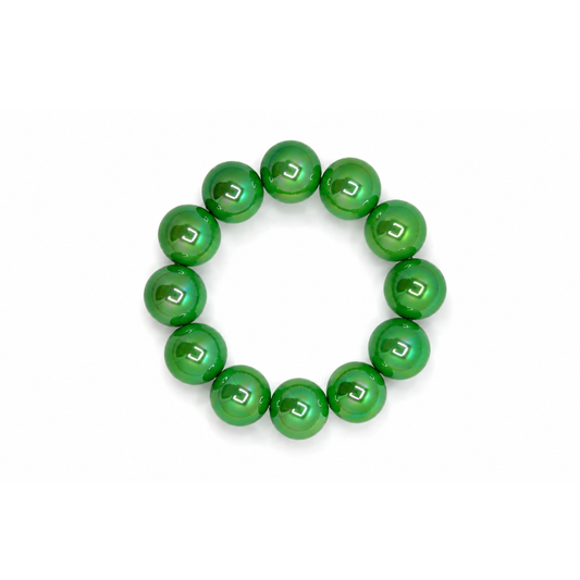 Groene metallic grote kralenarmband Eva met glanzende ronde kralen en parelmoer effect op witte achtergrond