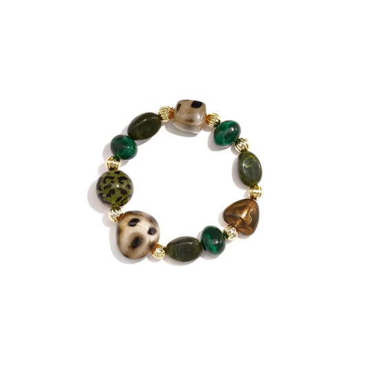 Groene mixed kralenarmband met leopard print kralen en goudkleurige details van Casa Jadel