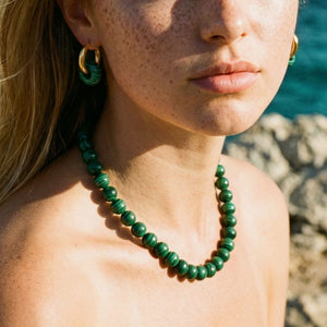 Groene natuursteen kralenketting voor dames gedragen op de huid – Ibiza style ketting van Casa Jadel met groene ronde kralen
