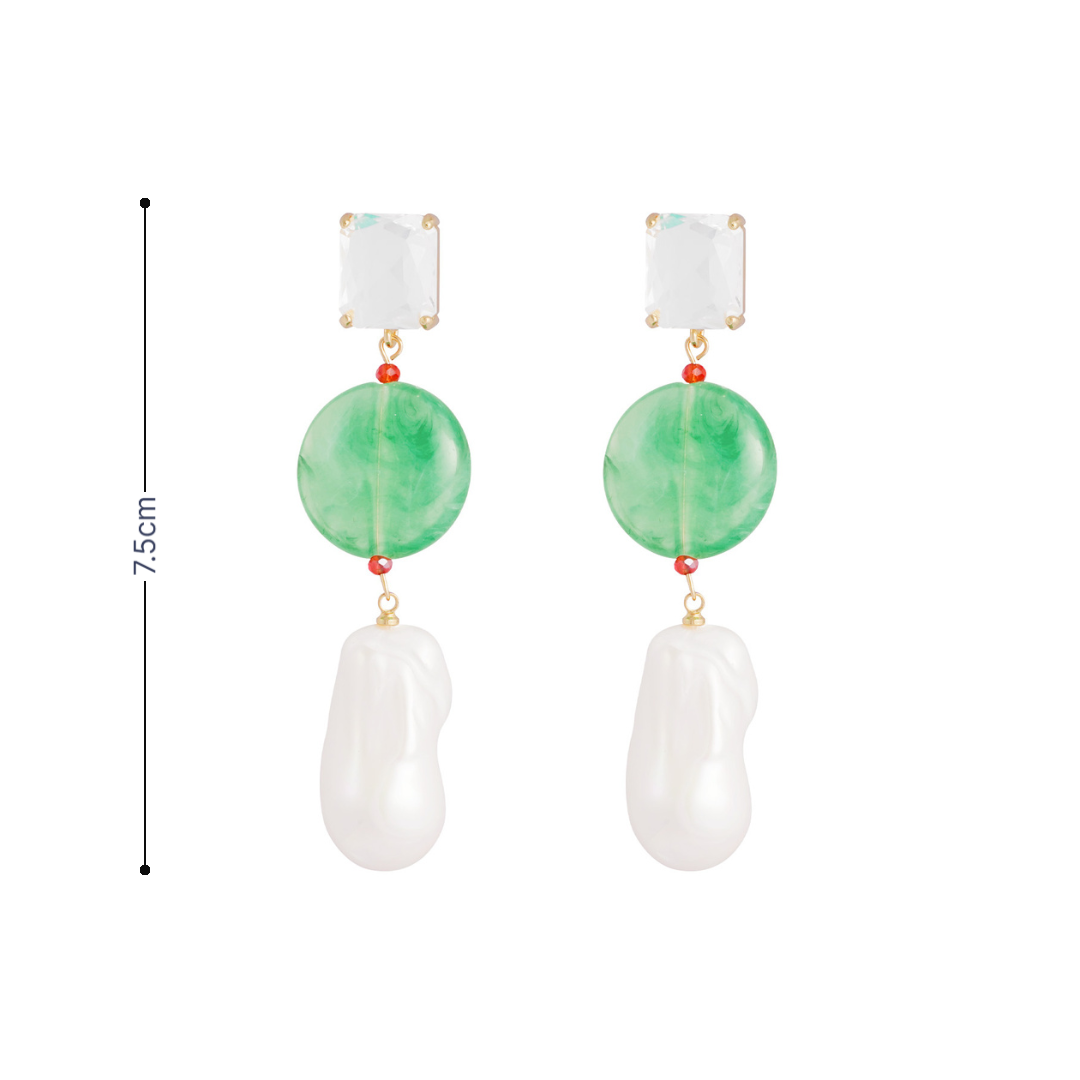 Groene statement oorhangers met marmerlook schijf en barok pareldruppel. Met afmeting.