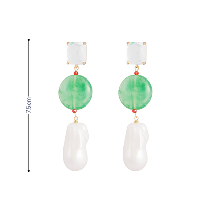 Groene statement oorhangers met marmerlook schijf en barok pareldruppel. Met afmeting.