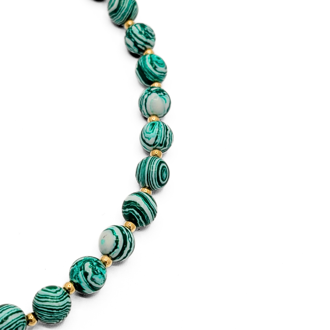 Barok parel detail in groene kralenketting met natuurlijke vorm en glans
