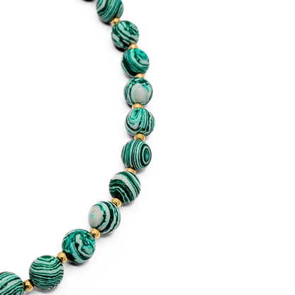 Barok parel detail in groene kralenketting met natuurlijke vorm en glans
