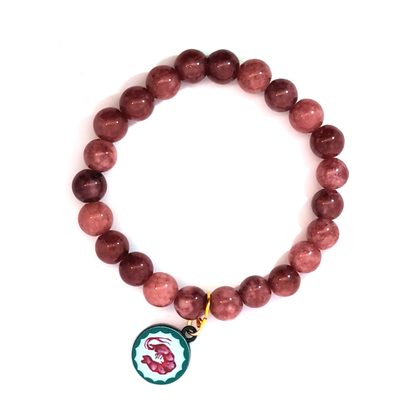 Groene ronde bedel met handgeschilderde donkerroze garnaal aan kralenarmband, Ibiza-style bedel van Jadel.