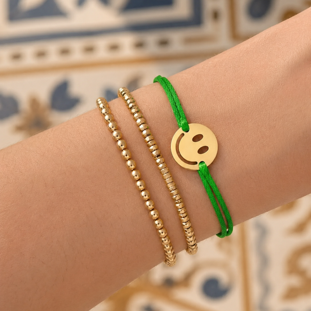 Arm met Groene satijnkoord armband met grote gouden smiley