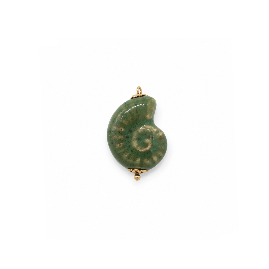 Groene keramiek ammoniet schelp bedel met goudkleurig ophangoog.