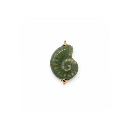 Groene keramiek ammoniet schelp bedel met goudkleurig ophangoog.