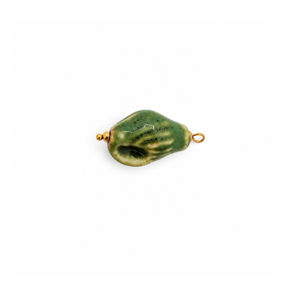 Groene keramiek fuikhoorn schelp bedel met goudkleurig ophangoog.