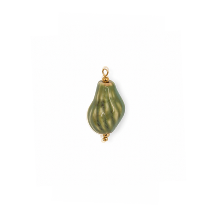 Groene keramiek fuikhoorn schelp bedel met goudkleurig ophangoog.