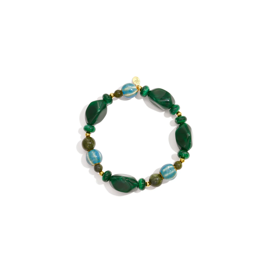 Groene statement kralenarmband met lichtblauwe kralen en gouden details