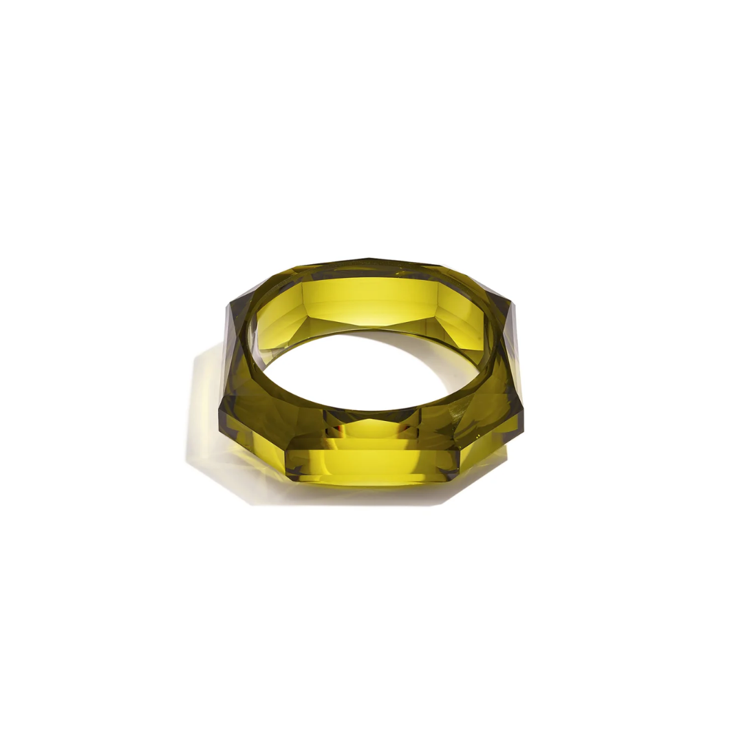 Groene transparante facet bangle armband met grote geometrische facetten en glanzende afwerking