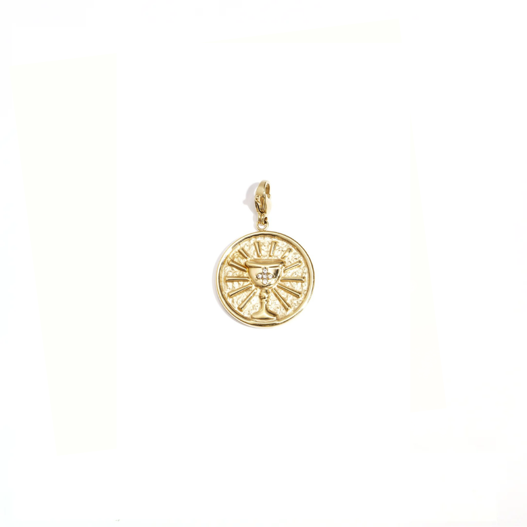 Grote gouden munt bedel met beker in reliëf aan haakje