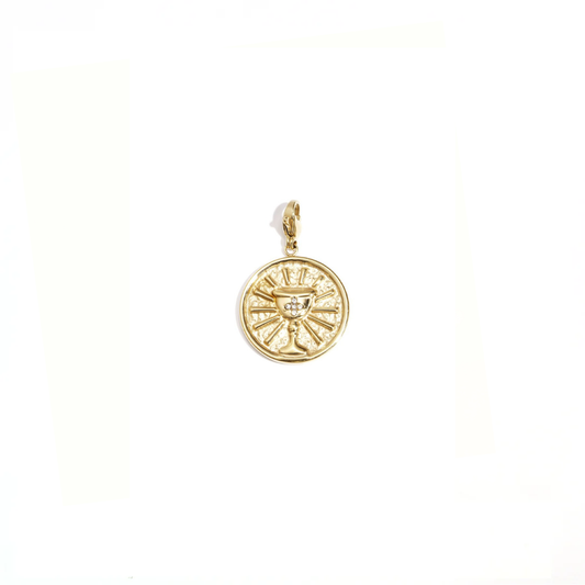 Grote gouden munt bedel met beker in reliëf aan haakje