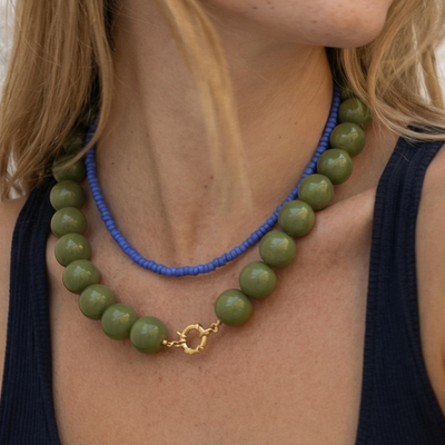 Legergroene grote kralenketting met boeislot