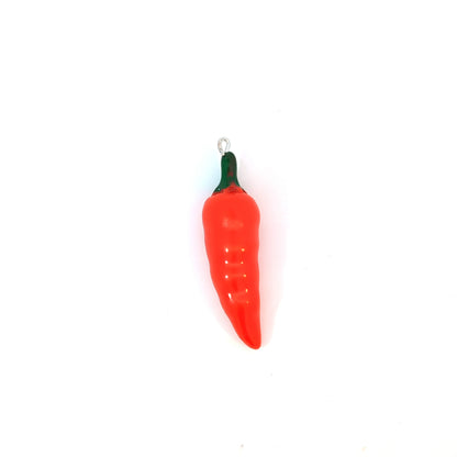 Detail van rode chili peper hanger met groene steel
