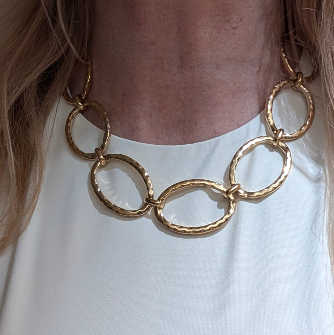 grote gouden schakelketting op model met wit tshirt
