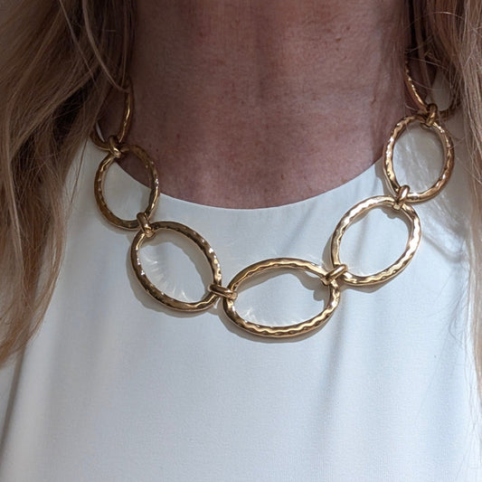 grote gouden schakelketting op model met wit tshirt