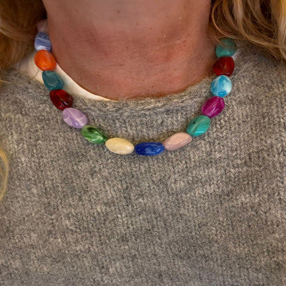 grote kralenketting multicolor op model