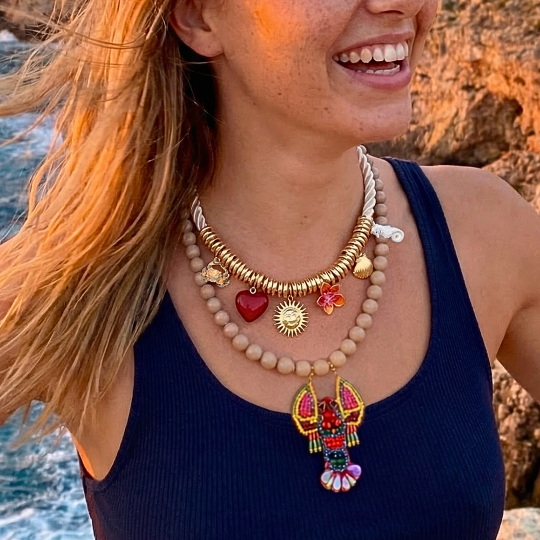 grote_kreeft_bedel_gedragen door model_met_rope_ketting_en_kralenketting_beige