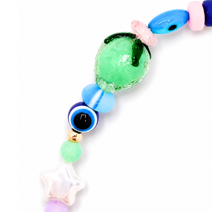 Handgemaakte trinket glazen kralenketting met kleurrijke kralen en grote rode zeester bedel.