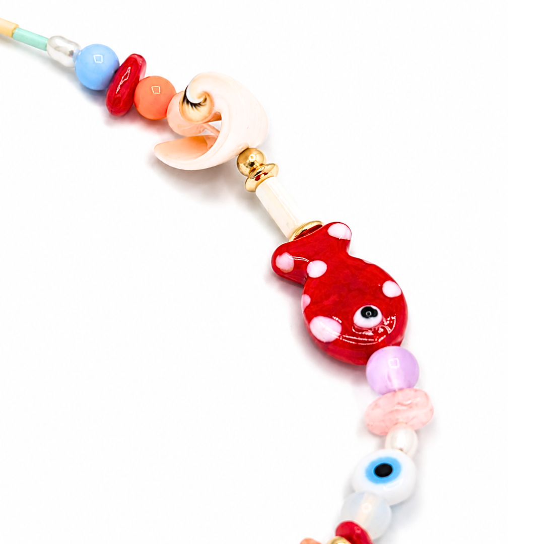 Handgemaakte trinket glazen kralenketting met kleurrijke kralen en grote rode zeester bedel.