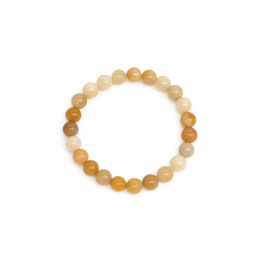 Honing calciet natuursteen kralenarmband met honinggele transparante kralen op witte achtergrond.