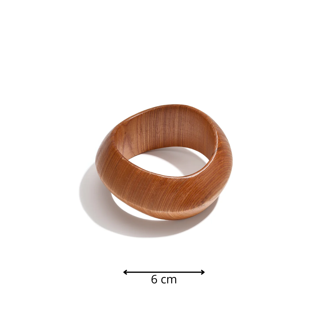 Houten brede bangle armband met gedraaide vorm en natuurlijke houtlook afmeting