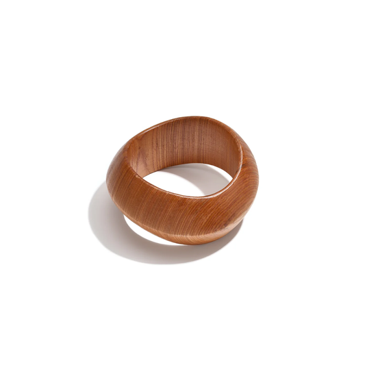Houten brede bangle armband met gedraaide vorm en natuurlijke houtlook