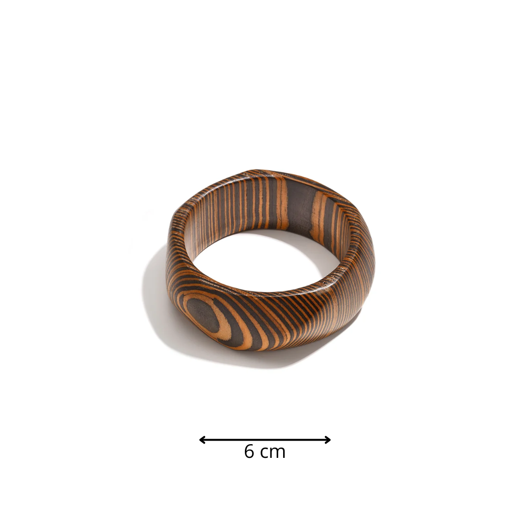 Houten gestreepte bangle armband met natuurlijke houtlook en organische vorm afmeting