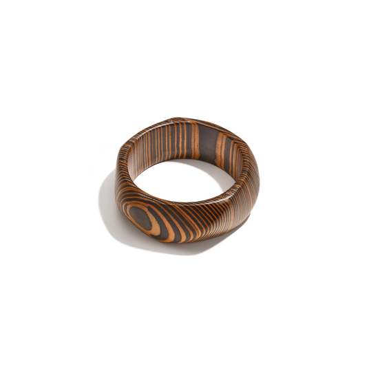 Houten gestreepte bangle armband met natuurlijke houtlook en organische vorm