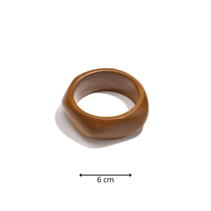 Houten organische bangle armband met gladde afwerking en natuurlijke houtkleur afmeting