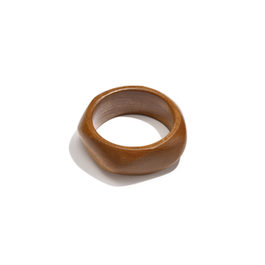 Houten organische bangle armband met gladde afwerking en natuurlijke houtkleur